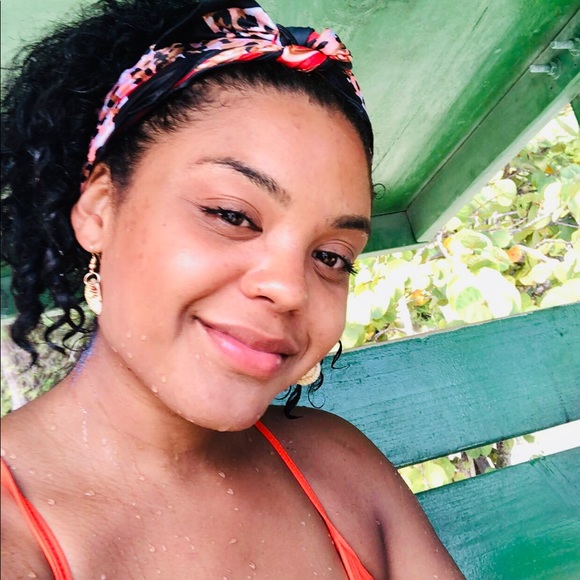 Meet Your Posher, Marissa - Picture 2 of 3